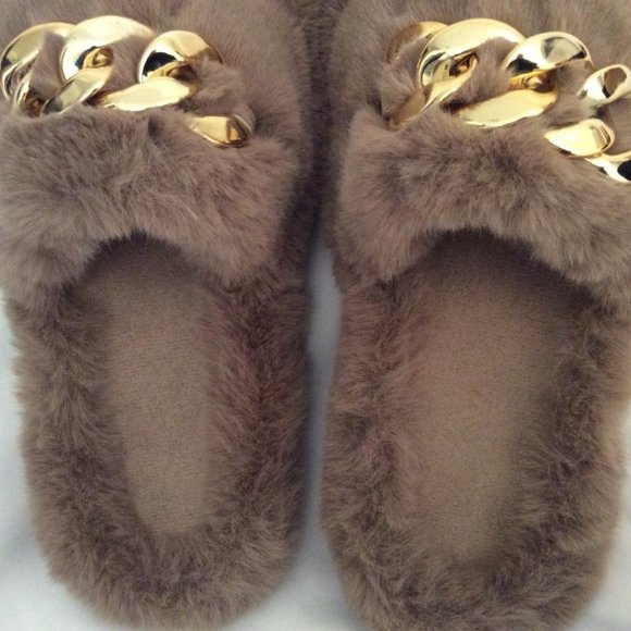 Beige Faux Fur fluffy Slippers NWOB with Gold Chain non-slip rubber soles size 7 - Picture 6 of 8